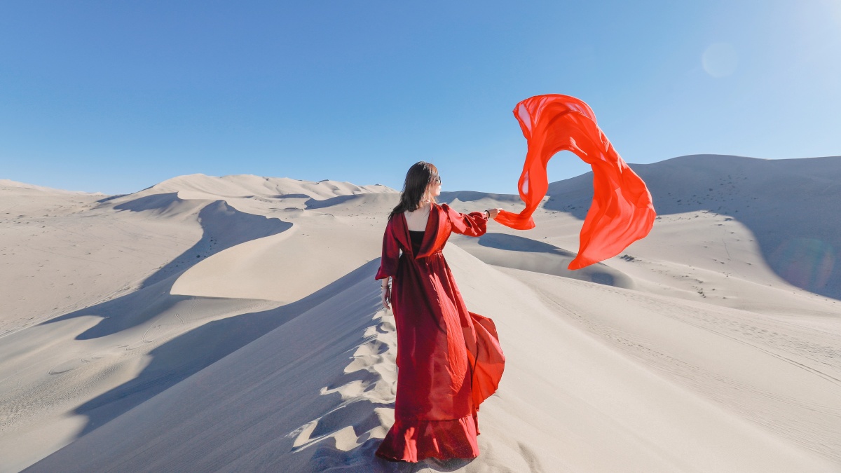 沙漠中的红裙姑娘 - 蒋大豆子饭吃了没 - 图虫