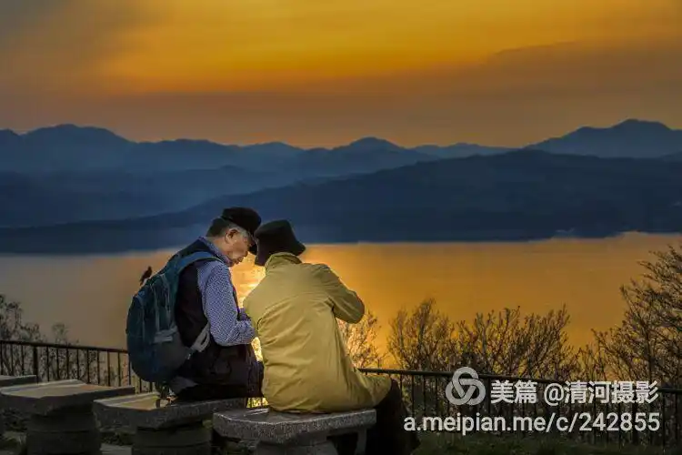 夕阳中,一对依偎着的老年夫妇背影.