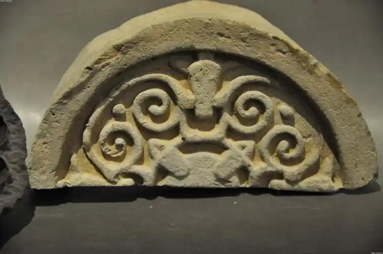 【瓦当】--战汉精美的【大角牛纹饰--半圆形瓦当】 .