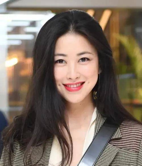 眼中满是时尚,若隐若现的纯欲勾人鼻子小且挺,最有味道的是,是笑起来