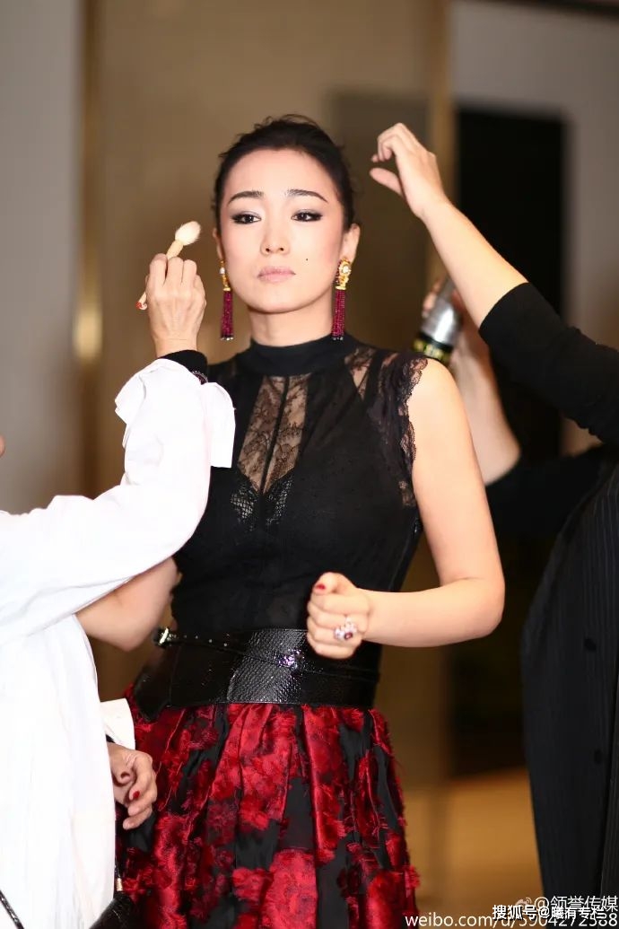 原创18年前霸王别姬戛纳海边造型成经典细数国巩俐红毯东方造型