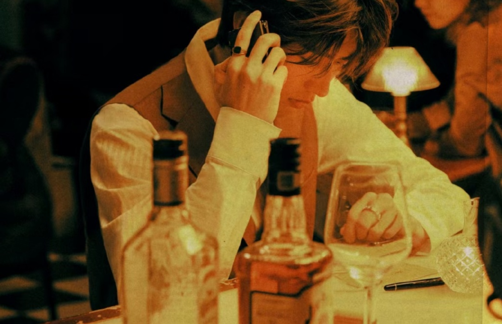 蔡徐坤导演mv《感受她》发布一种扑面而来的王家卫式的精致感