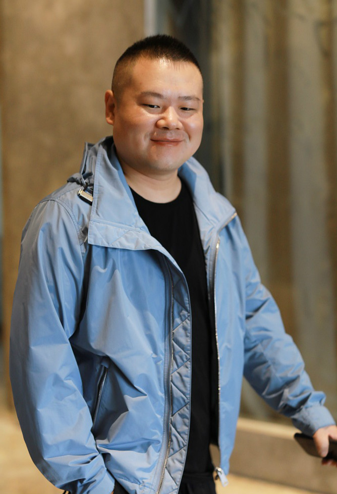 原创岳云鹏休闲look单手插兜凹造型小眼睛邪魅一笑变表情包