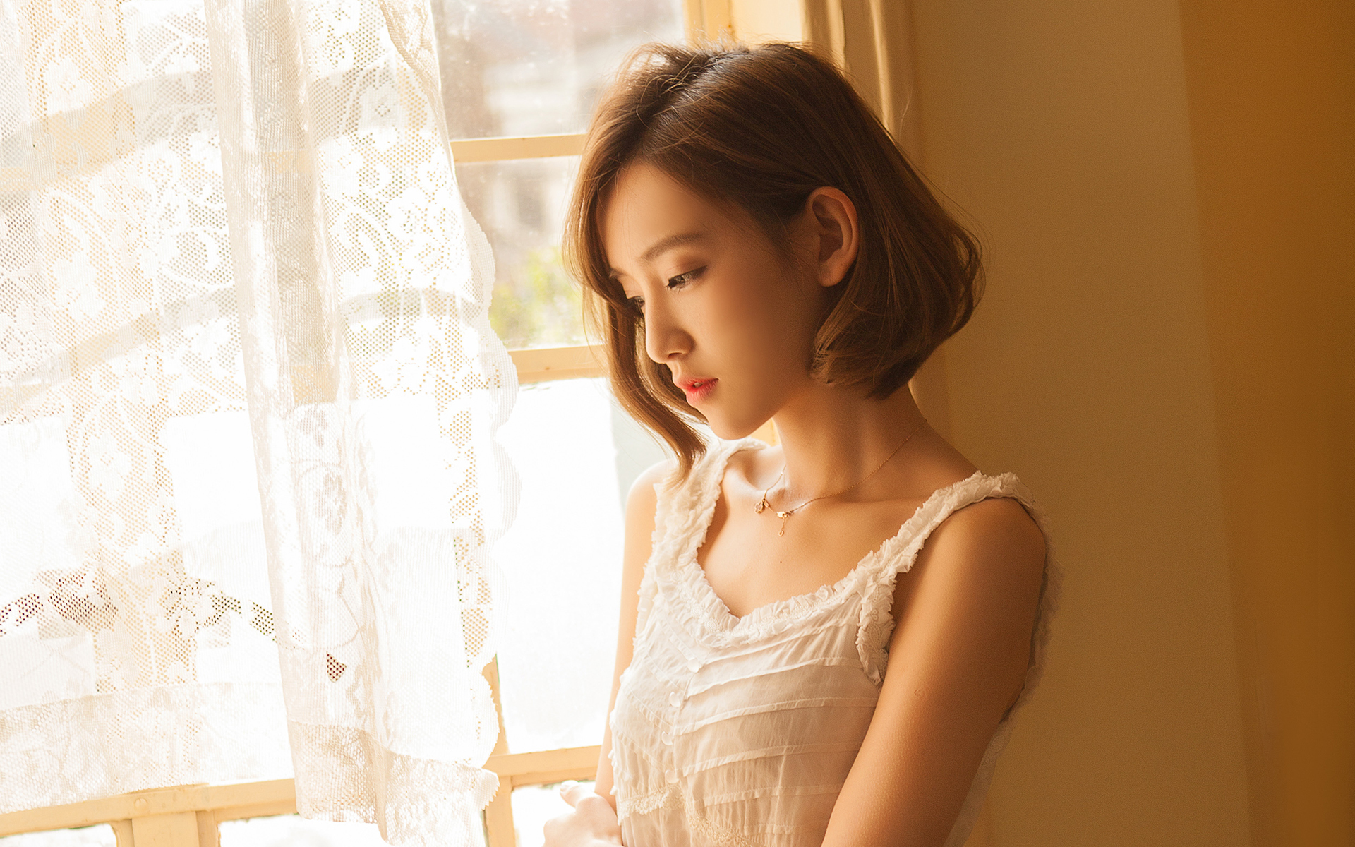 韩系短发美女室内唯美写真桌面壁纸