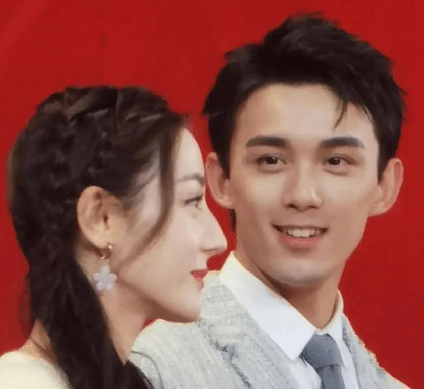 原创五四晚会路透曝光吴磊迪丽热巴再次同框吴磊的眼神宠溺像准男友