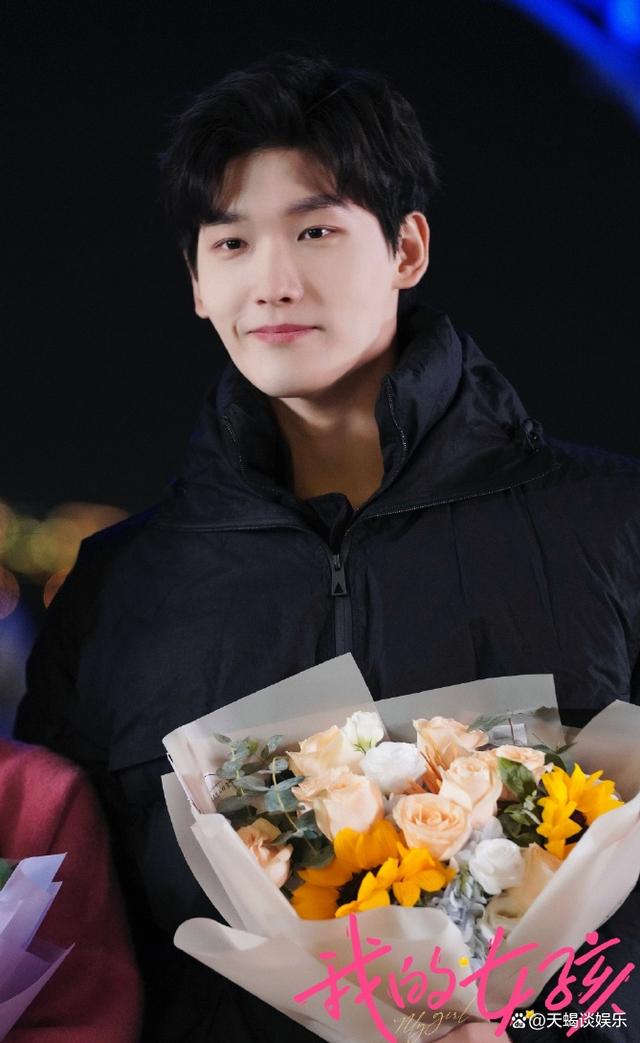 据悉,刘大锤曝光了邢昭林与某女演员的亲密照片,疑似恋情曝光.