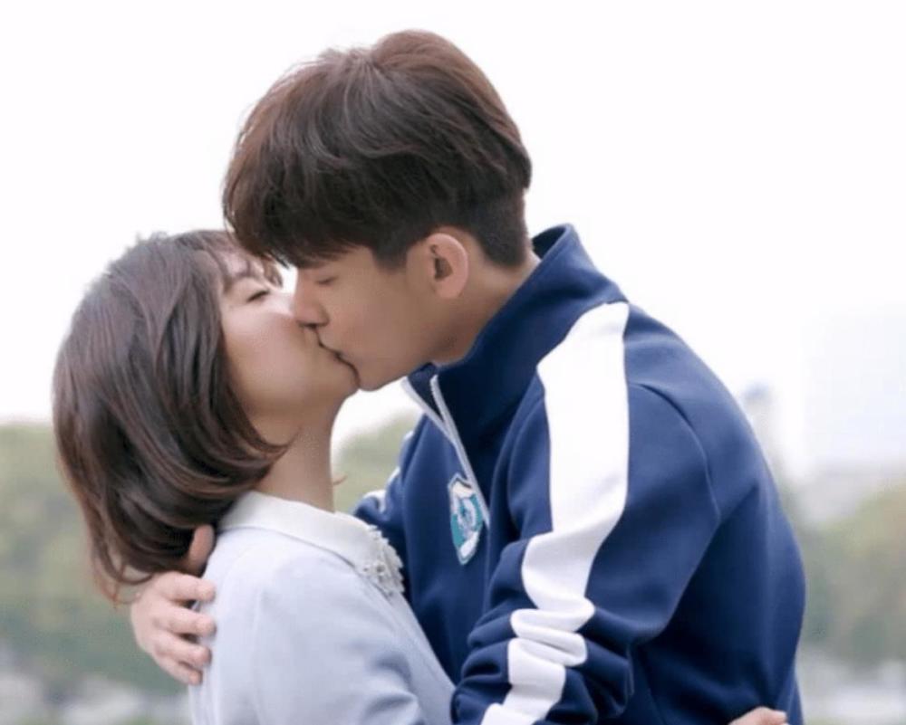 谭松韵收获四大男神荧幕初吻前三位都是火的不行唯独他被众人遗忘