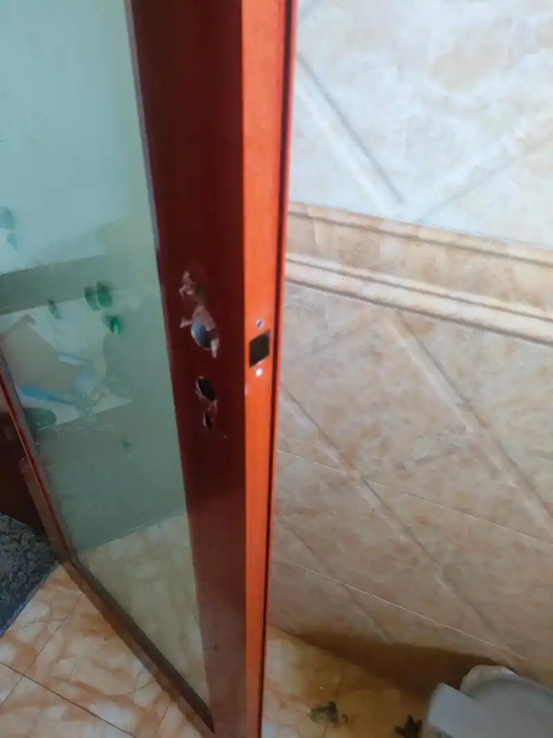 厕所门换锁厕所门打不开,你被锁到厕所没?