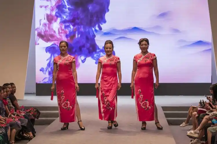 海派文化 风韵绽放—上海老年人旗袍t台秀