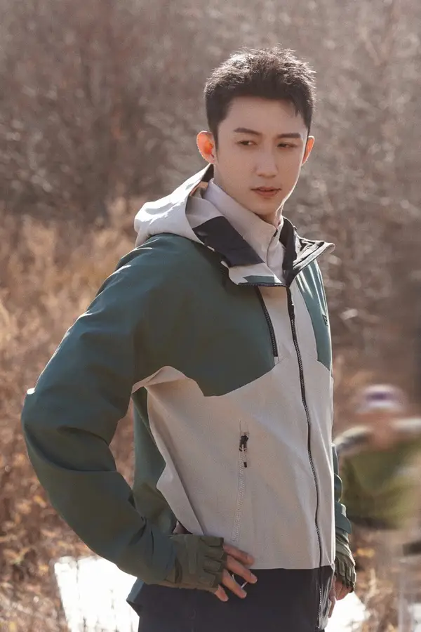 图片来源:微博@黄景瑜黄景瑜高挑,而且还拥有完美肌肉身材,八块腹肌加