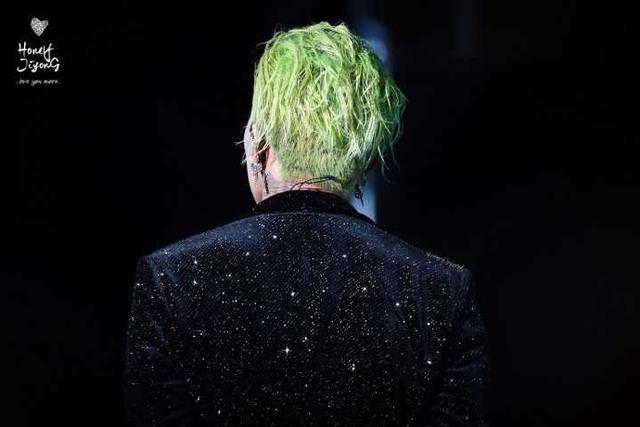 权志龙的绿发造型,造型神似小丑,绿发男孩的巅峰样貌