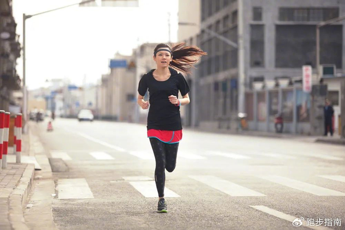 户外跑步的女生小心了!