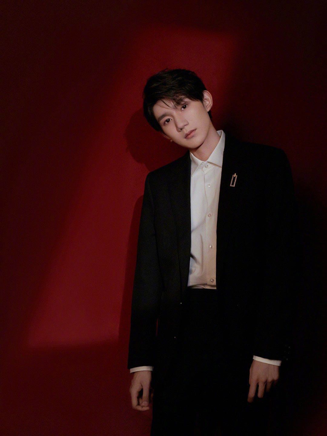 王源身着一袭黑色西装现身节目,翩翩典雅,展现风逸气质