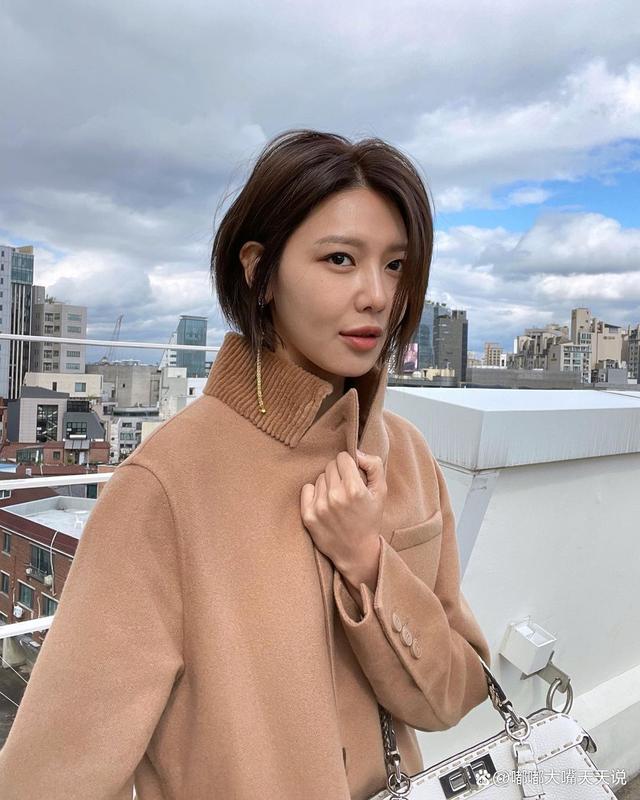 "财阀夫人"少女时代秀英?贵气袭人的秋季穿搭,秀出骨感身材