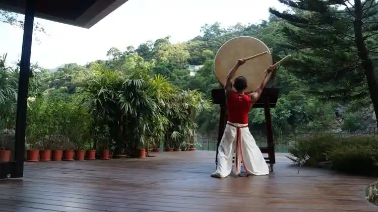 敲鼓人是酒店的艺术总监罗桑席让. 本身是台湾当地有名气的艺人.