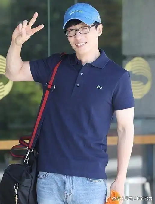 另外,汪涵是一位情商及智商都很高的主持人,而他一直都戴着一副眼镜.