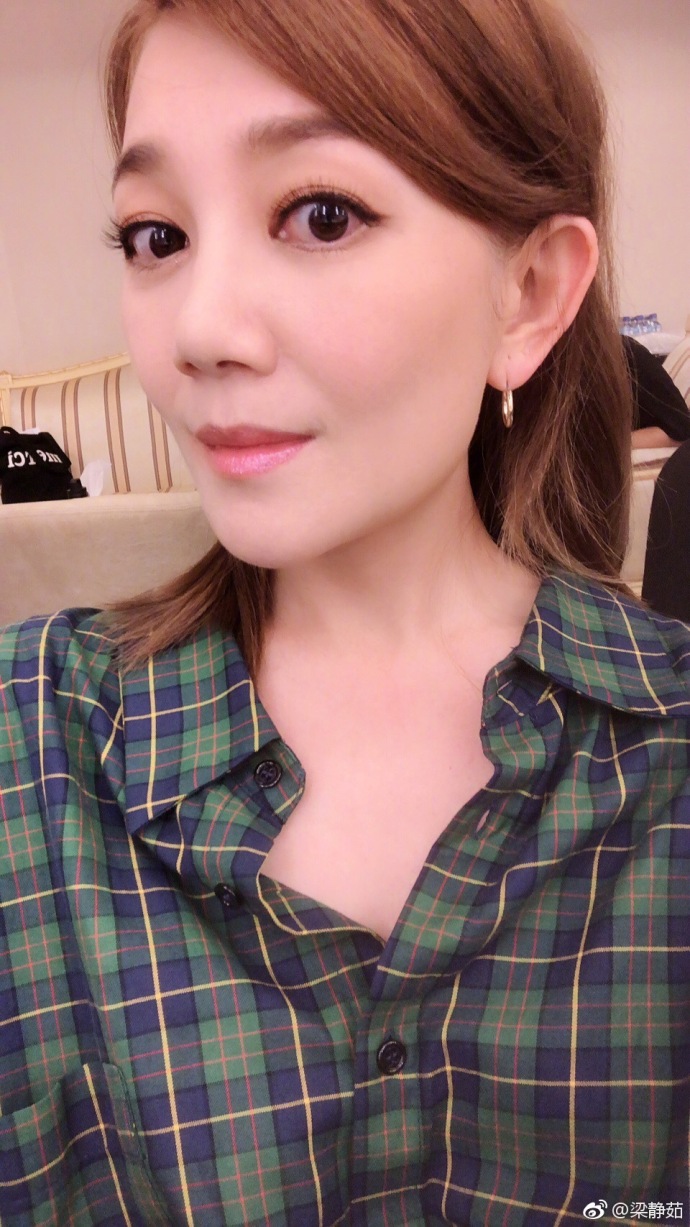 40岁梁静茹晒自拍,瓜子脸认不出,粉丝表示:瘦成陌生人啊