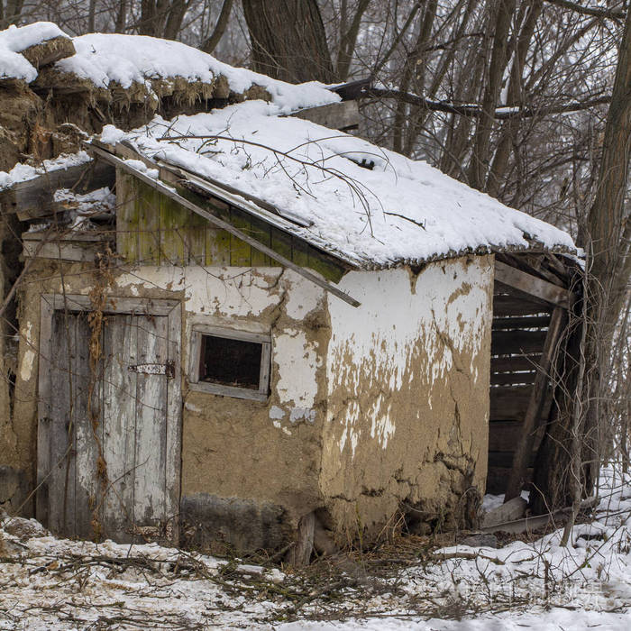 旧的废弃的农村房子,由于缺乏照顾而有破坏的迹象. 背景照片-正版商用