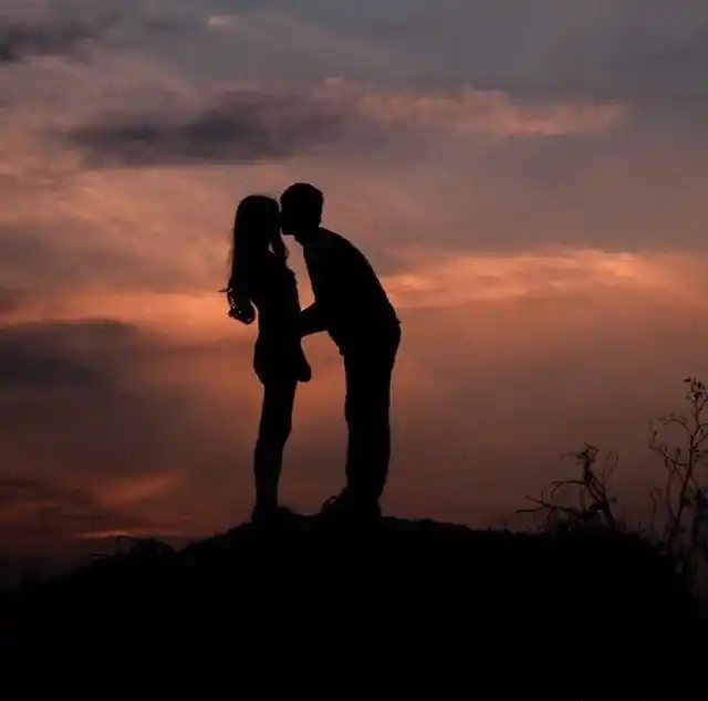 19年男子亲吻女友时被咬断舌头,女友称是正当防卫