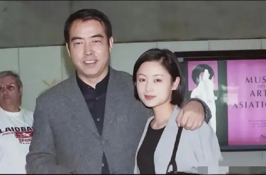 陈凯歌年轻的时候还是非常的帅气的呀,整个人就是意气风发的样子,显得