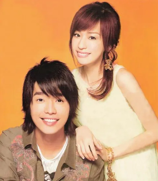 王心凌张栋梁合影,一起聚餐!梦回微笑百事达,谁的青春回来了?