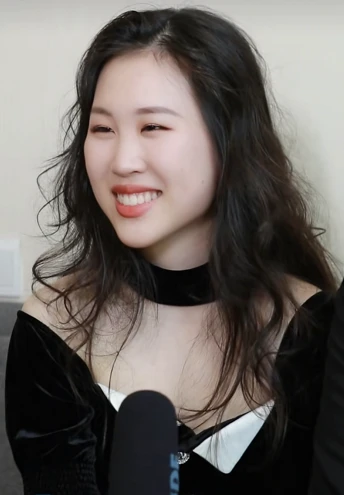 廖昌永与18岁女儿同框,廖敏冲穿露肩装显圆润,模样与父亲太相像