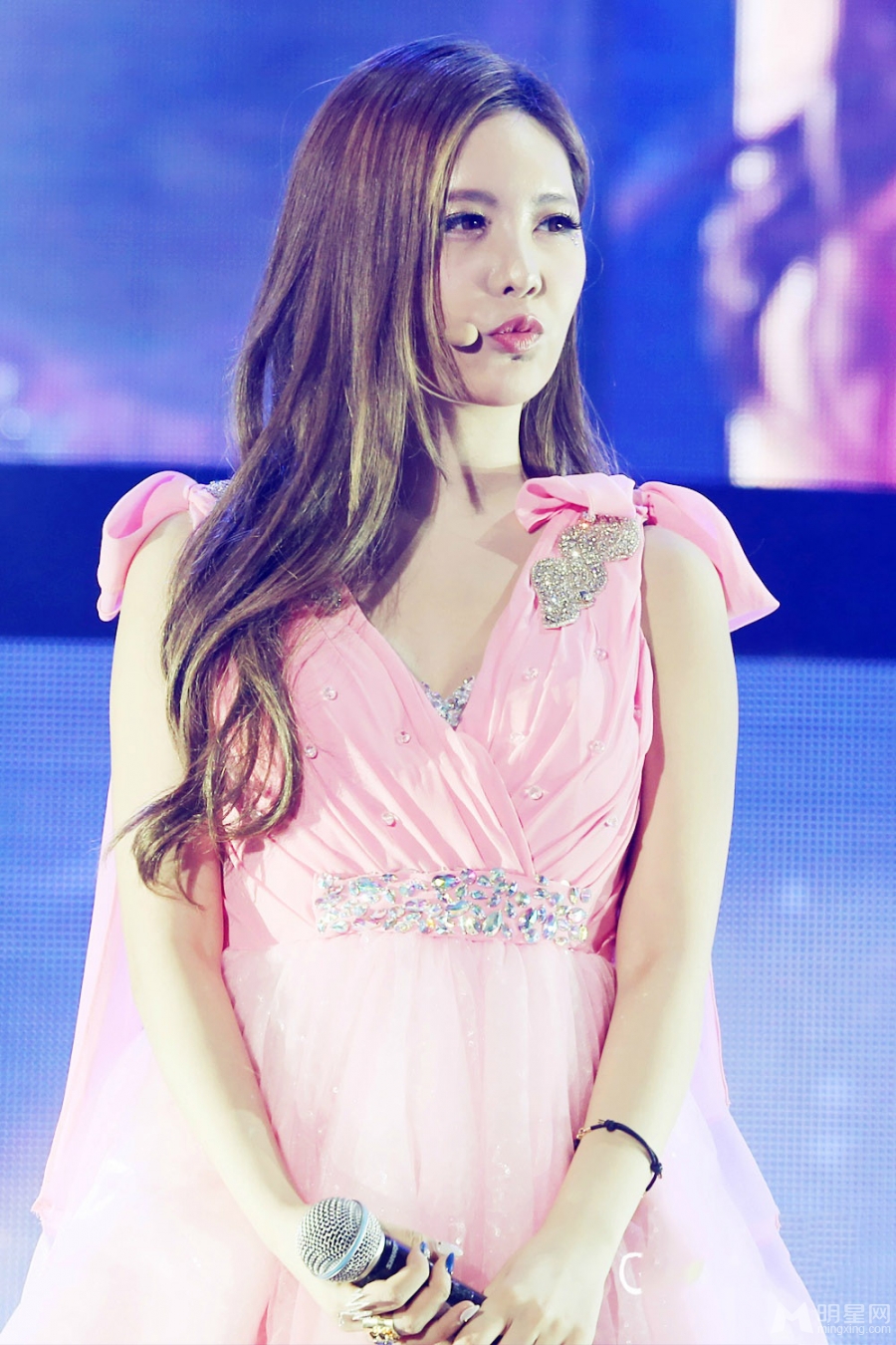 皇冠团李居丽美艳胜似人间仙女 领衔tara美貌高清舞台照