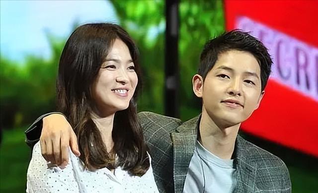 宋仲基携妻子现身罗马,手推6个月儿子,一家三口甜蜜又温馨_宋慧乔