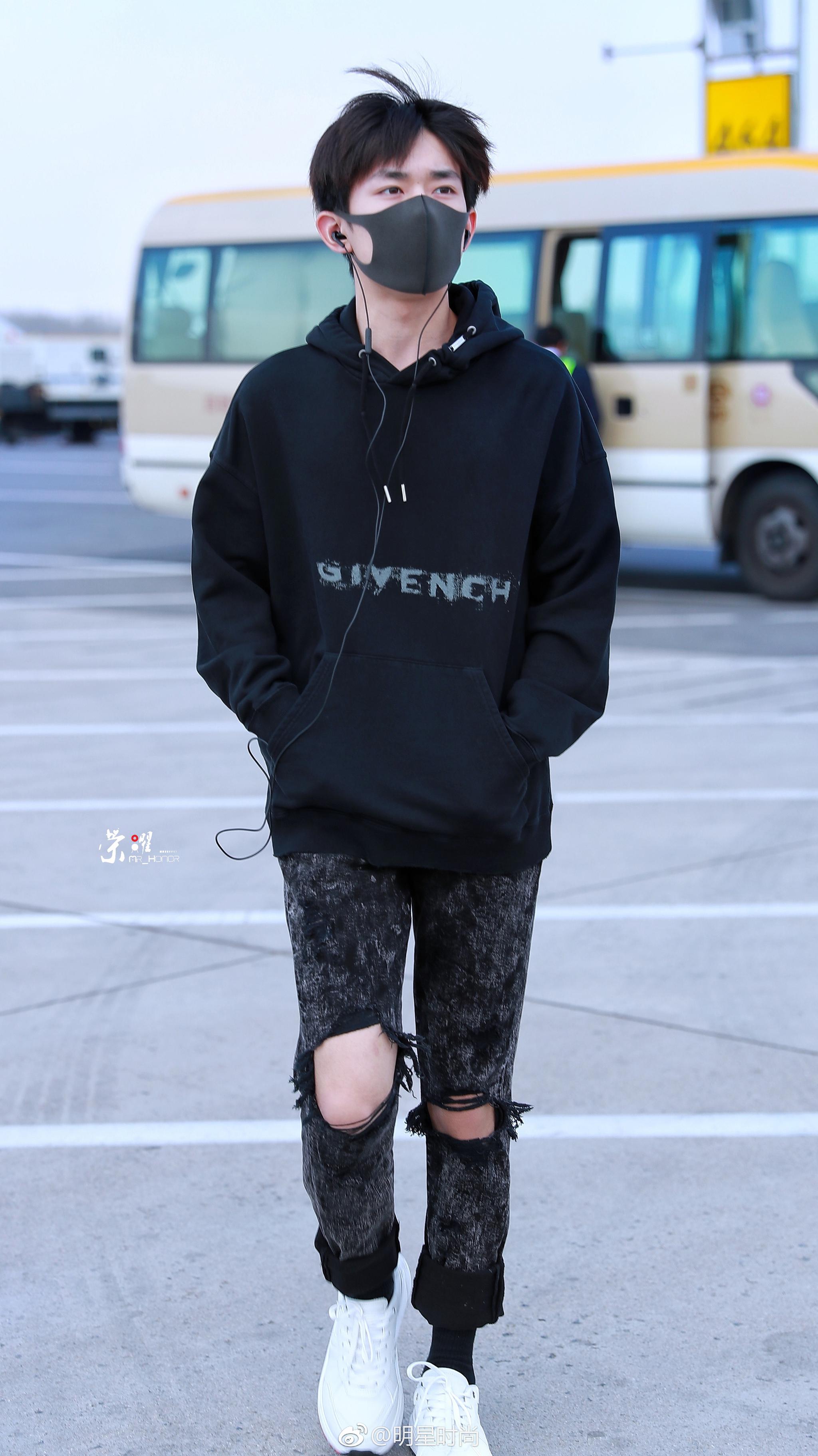 3月29日,易烊千玺现身北京机场,破洞牛仔裤 黑色卫衣