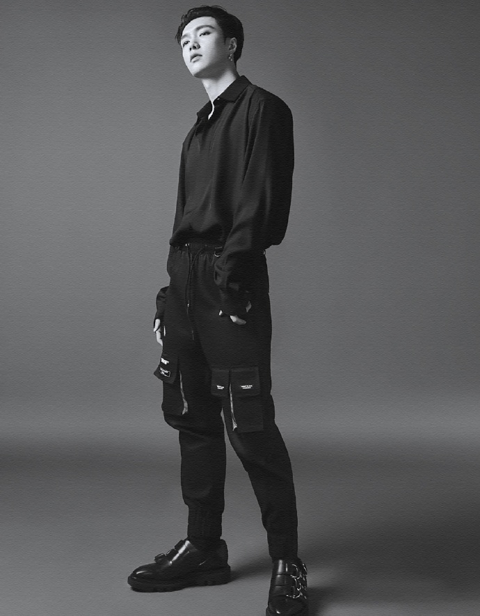 张艺兴[超话]##张艺兴正装身材比例#来来来～大帅哥的全身照,让你