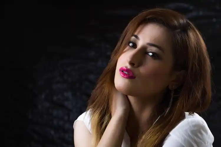 高清异域美女图片壁纸素材,眼睛告诉你:驾驭不了请离我远点