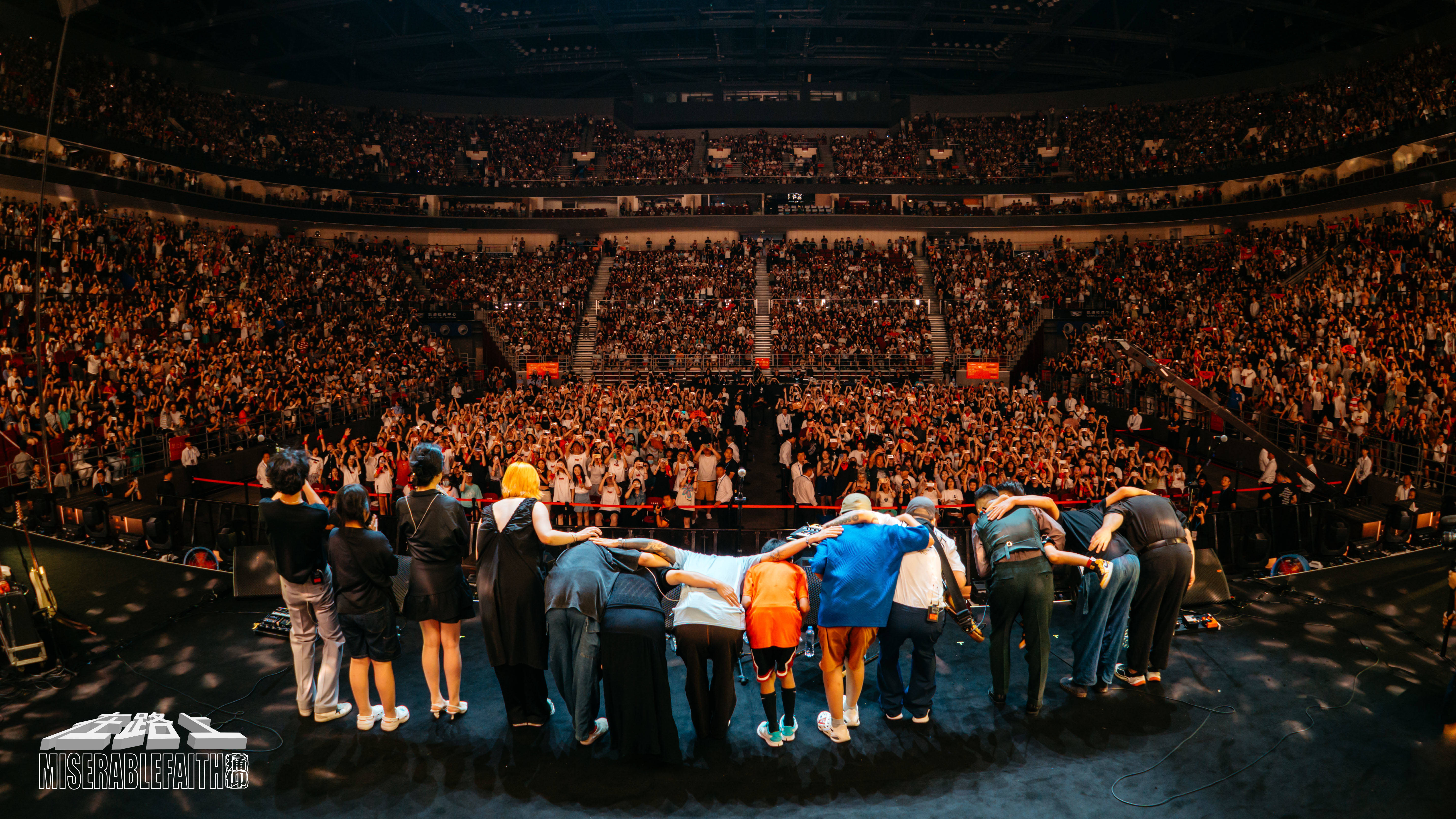 痛仰乐队阔别六年再回北京 上万乐迷大合唱气氛空前热烈_摇滚乐队_演