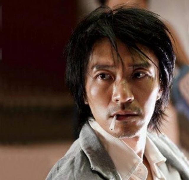 明星吸烟照,周润发吸烟霸气,周星驰吸烟沧桑,最后一位无人能及