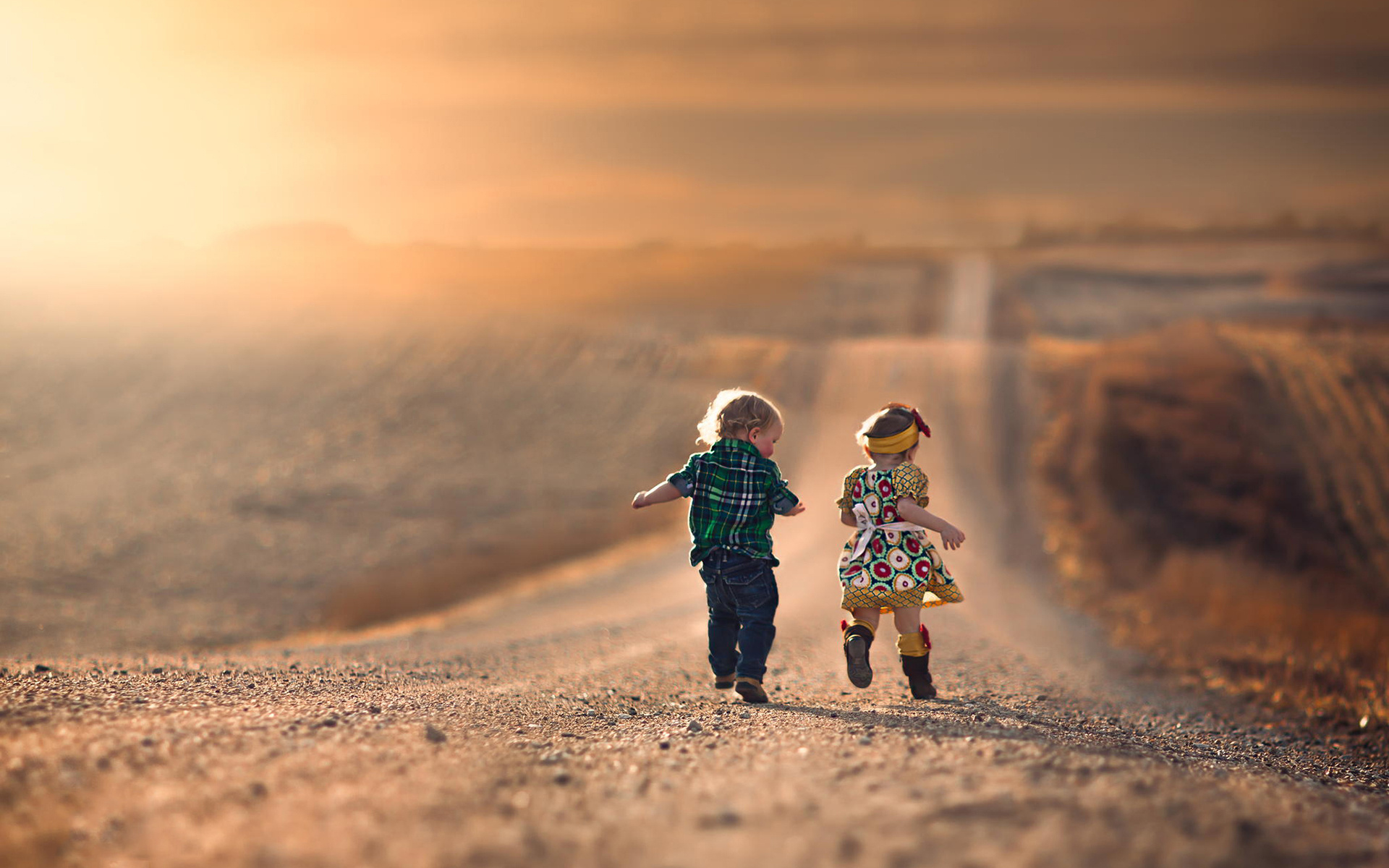 唯美黄昏美景可爱宝宝桌面壁纸