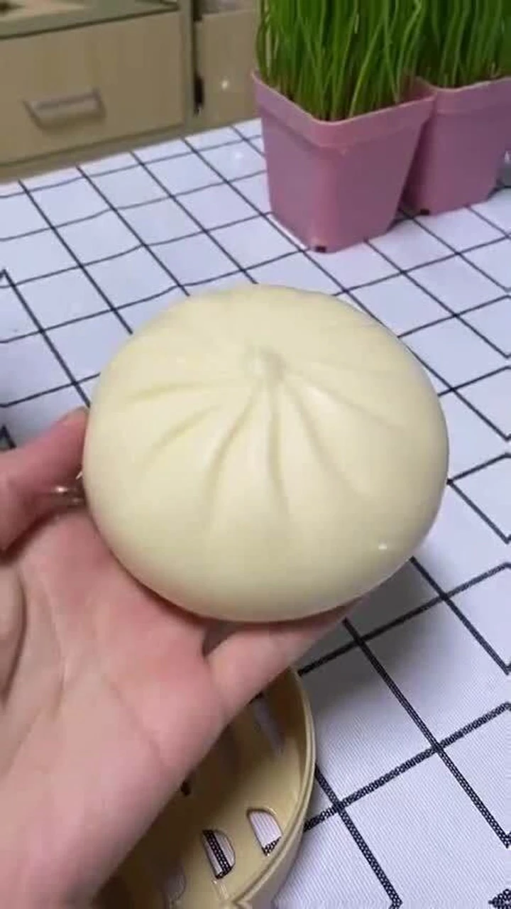 女生吃的包子都要卸妆,然后再用清水洗干净,女孩子的快乐就是这么简单