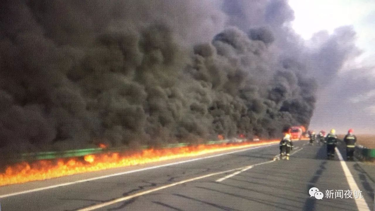 现场视频高速公路油罐车起火100米流淌火猛烈燃烧大庆消防冒危险紧急