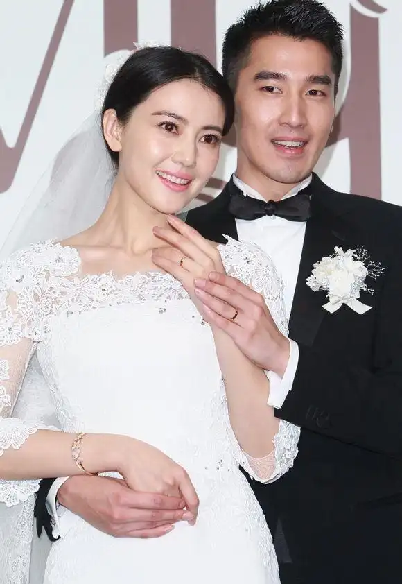 不被看好的7对"姐弟恋婚姻",至今恩爱如初,甩闪婚闪离几条街