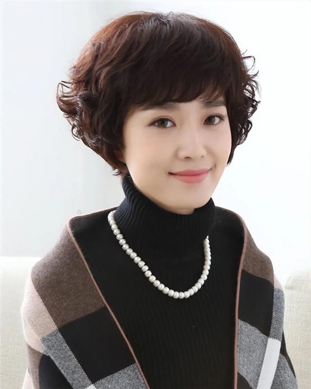 女人到了50岁,尽量远离这"5种"发型,显老又没气质