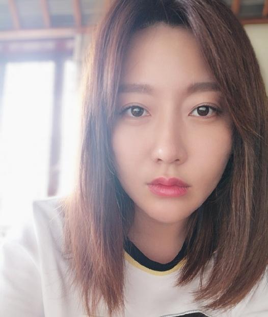 潘长江女儿潘阳晒近照一身红衣配大红唇被质疑整容认不出