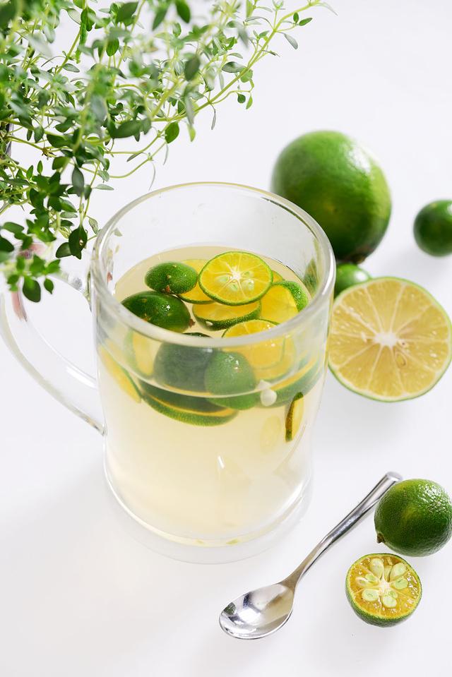 青柠,细腻而不失清新的香气,给人一种醒目又舒适的感觉.