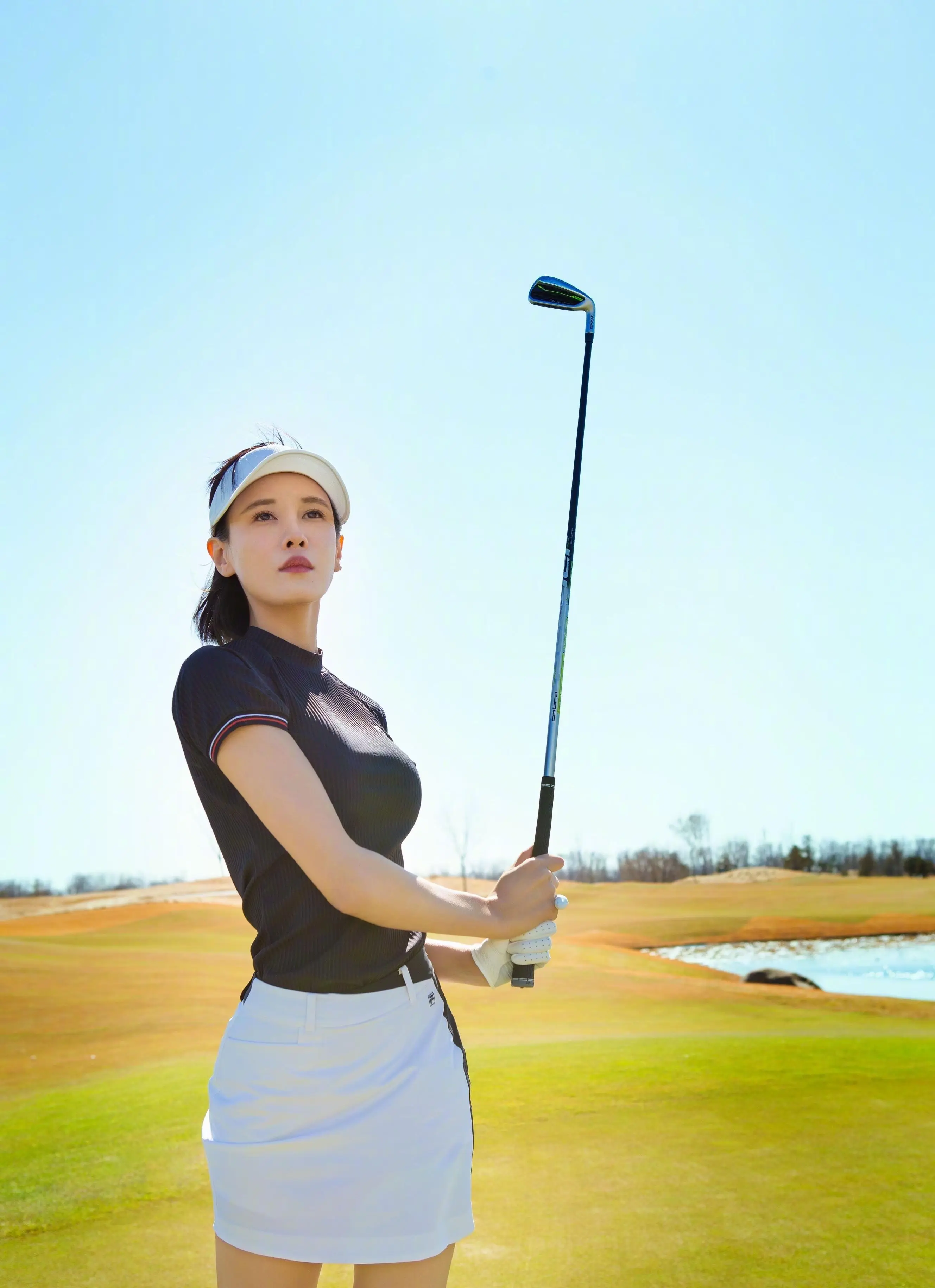 原创武打女星张蓝心在蓝天白云下展示大长腿和骄人身材