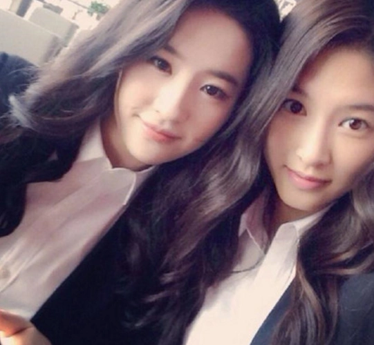 刘亦菲替身曾艺.这,这,这简直就是双胞胎姐妹嘛!