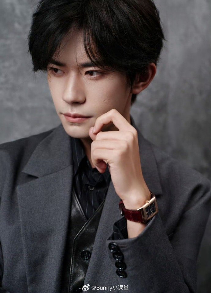 易烊千玺芭莎台下镜头