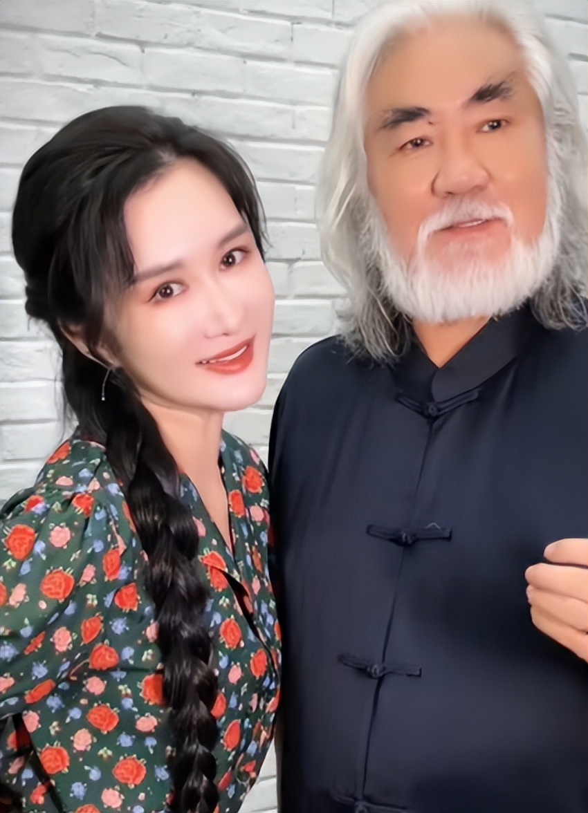 张纪中直播间自曝家丑!老婆用珍贵白茶给司机泡茶,疑似有染!