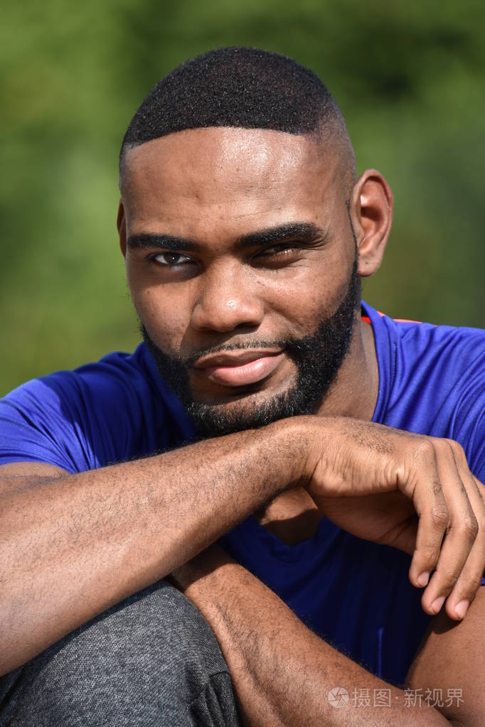 胡子拉碴的黑人男性休息