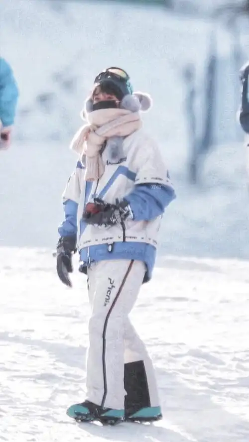 贺峻霖滑雪新图