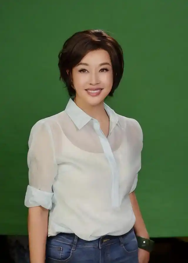 70岁刘晓庆近照惊艳网友年轻漂亮不老女神