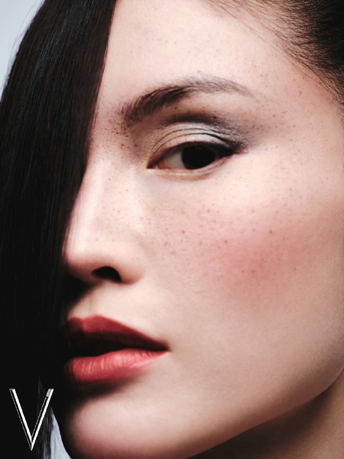 何穗v中文版八月刊封面##何穗情绪妆容封面大片