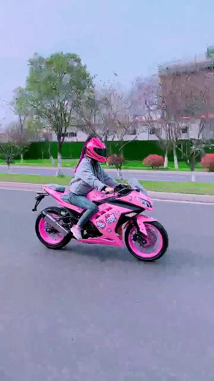 明星娱乐#火箭少女摩托车