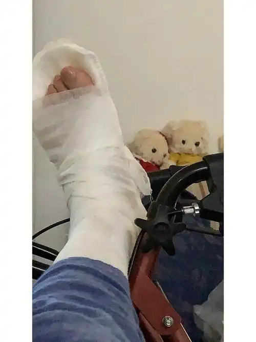 晚上睡觉开始睡不好了,是因为脚不管如何放置,都会出现大腿二侧就像